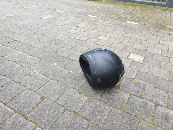 Kollision mit Zivilstreife bei Flucht vor der Polizei, Rollerfahrer muss in Haft