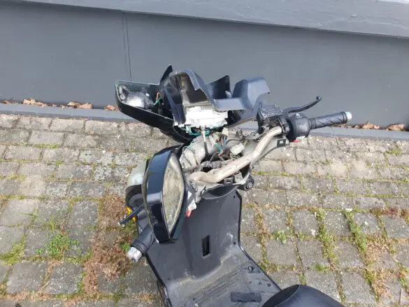 Kollision mit Zivilstreife bei Flucht vor der Polizei, Rollerfahrer muss in Haft