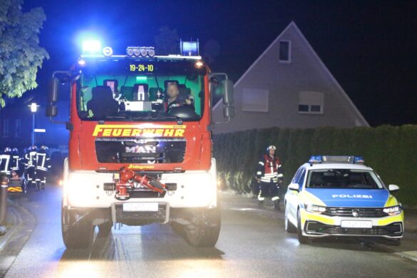 PKW rammt mehrere Autos, Fahrer(in) unklar