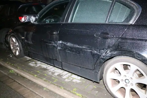 PKW rammt mehrere Autos, Fahrer(in) unklar