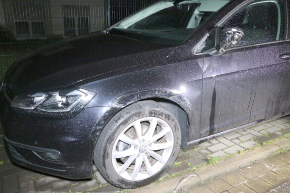 PKW rammt mehrere Autos, Fahrer(in) unklar