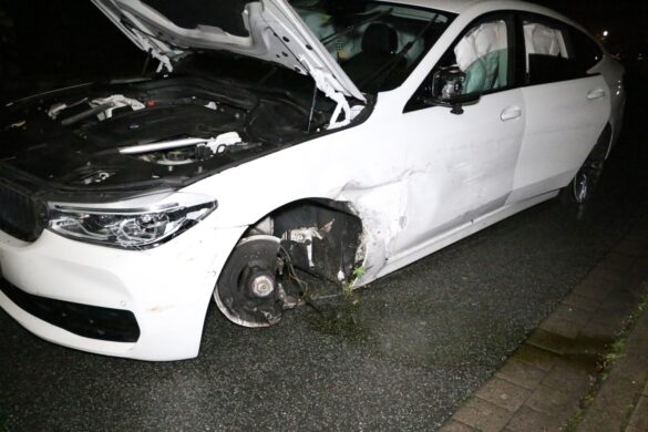 PKW rammt mehrere Autos, Fahrer(in) unklar