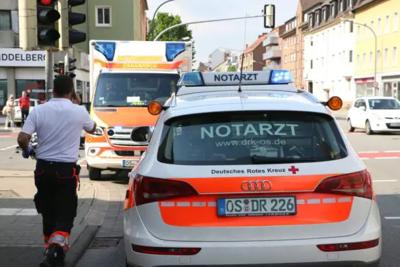 Biker schwer verletzt - Transporter kollidiert mit Motorrad auf Iburger Straße