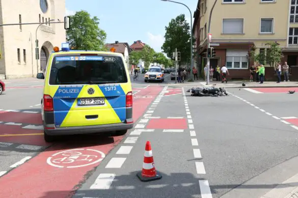 Biker schwer verletzt - Transporter kollidiert mit Motorrad auf Iburger Straße