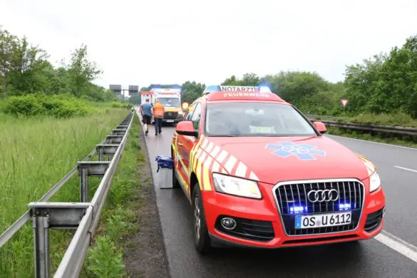 2023-05-22_Unfall-PKW-ueberschlagen_Autobahn-A33-A30-Kreuz-Osnabrueck-Sued-001 Trotz Überschlag unverletzt - PKW kippt in Autobahnkreuz bei Osnabrück auf's Dach