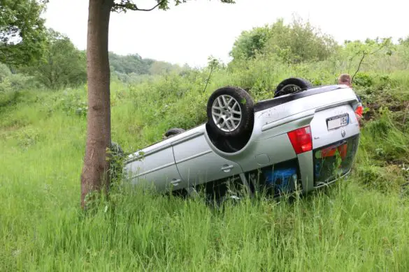 2023-05-22_Unfall-PKW-ueberschlagen_Autobahn-A33-A30-Kreuz-Osnabrueck-Sued-002 Trotz Überschlag unverletzt - PKW kippt in Autobahnkreuz bei Osnabrück auf's Dach