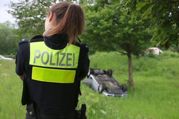 2023-05-22_Unfall-PKW-ueberschlagen_Autobahn-A33-A30-Kreuz-Osnabrueck-Sued-003 Trotz Überschlag unverletzt - PKW kippt in Autobahnkreuz bei Osnabrück auf's Dach