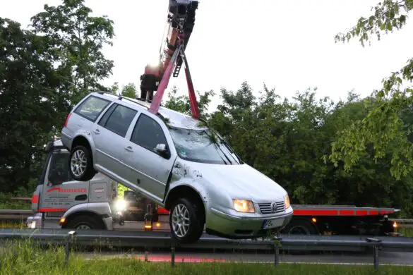 2023-05-22_Unfall-PKW-ueberschlagen_Autobahn-A33-A30-Kreuz-Osnabrueck-Sued-007 Trotz Überschlag unverletzt - PKW kippt in Autobahnkreuz bei Osnabrück auf's Dach