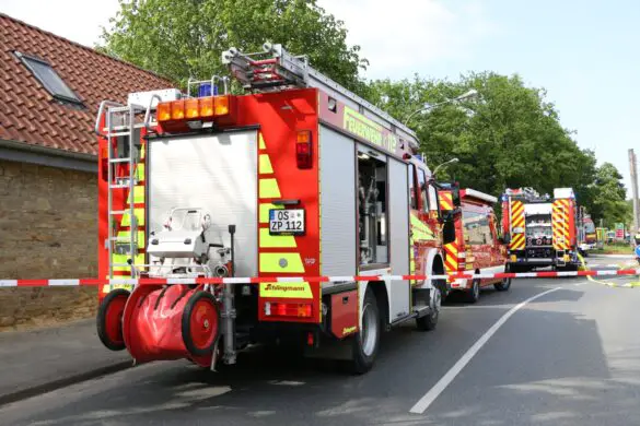 Gefahrguteinsatz: Traktor-Anhänger in Bissendorf umgekippt
