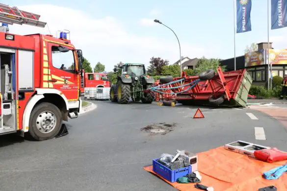 Gefahrguteinsatz: Traktor-Anhänger in Bissendorf umgekippt