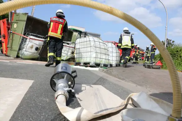 Gefahrguteinsatz: Traktor-Anhänger in Bissendorf umgekippt