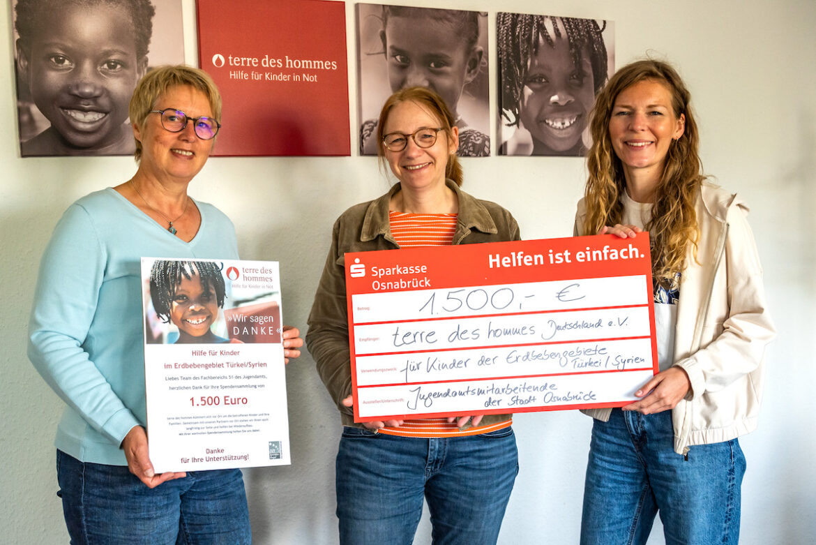 (von rechts) Sophie Bardelmeier und Kerstin Schlüter übergaben den symbolischen Scheck an Doris Wächter von terre des hommes. / Foto: Stadt Osnabrück / Monika Nestmann