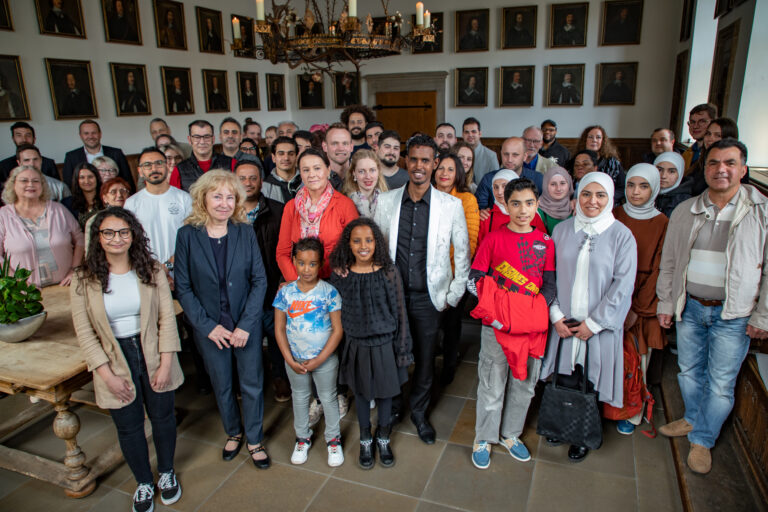 Bürgermeisterin Birgit Strangmann (vorn: Zweite von links) begrüßte die Neubürgerinnen und Neubürger bei einem Empfang. / Foto: Monika Nestmann