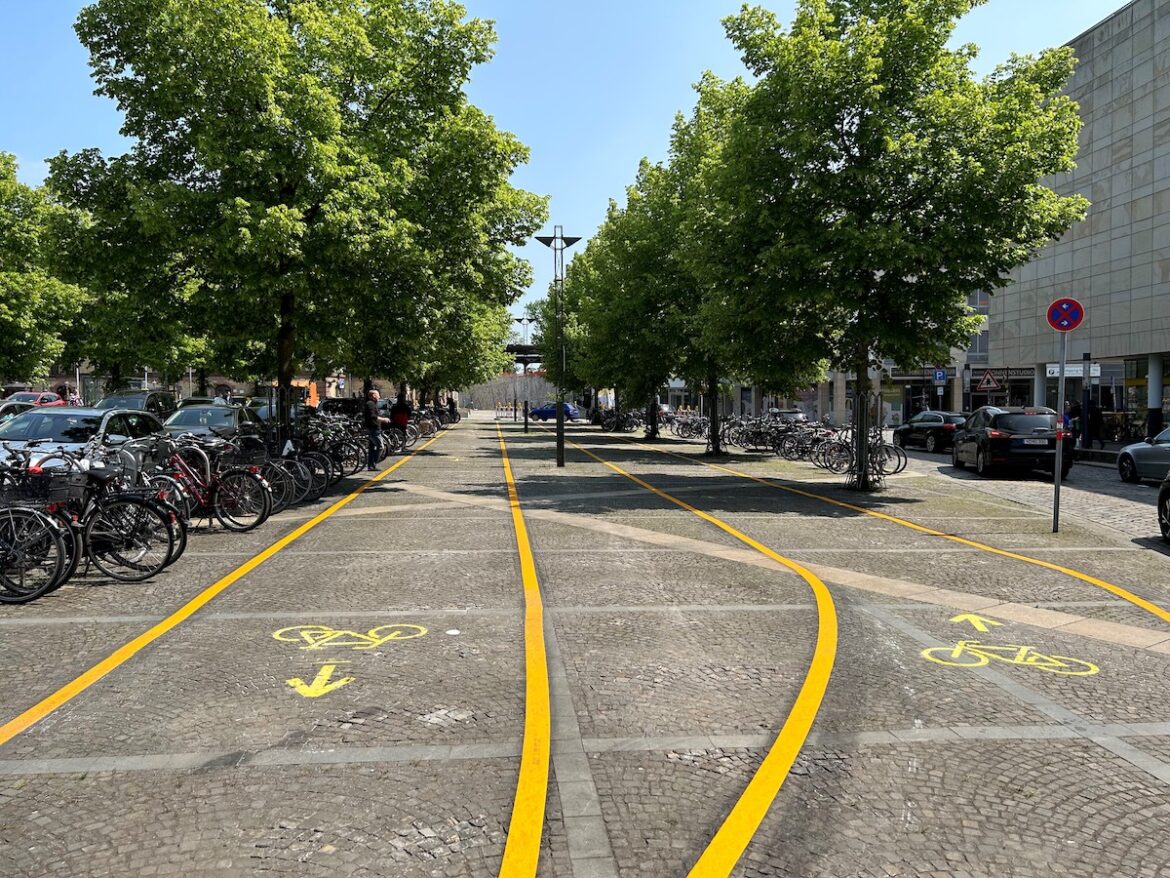 Gelb markiert zeigen zwei Spuren an, wie Fahrradfahrende einfacher und sicher zum Radparkhaus kommen sollen. / Foto: Stadt Osnabrück, Silke Brickwedde