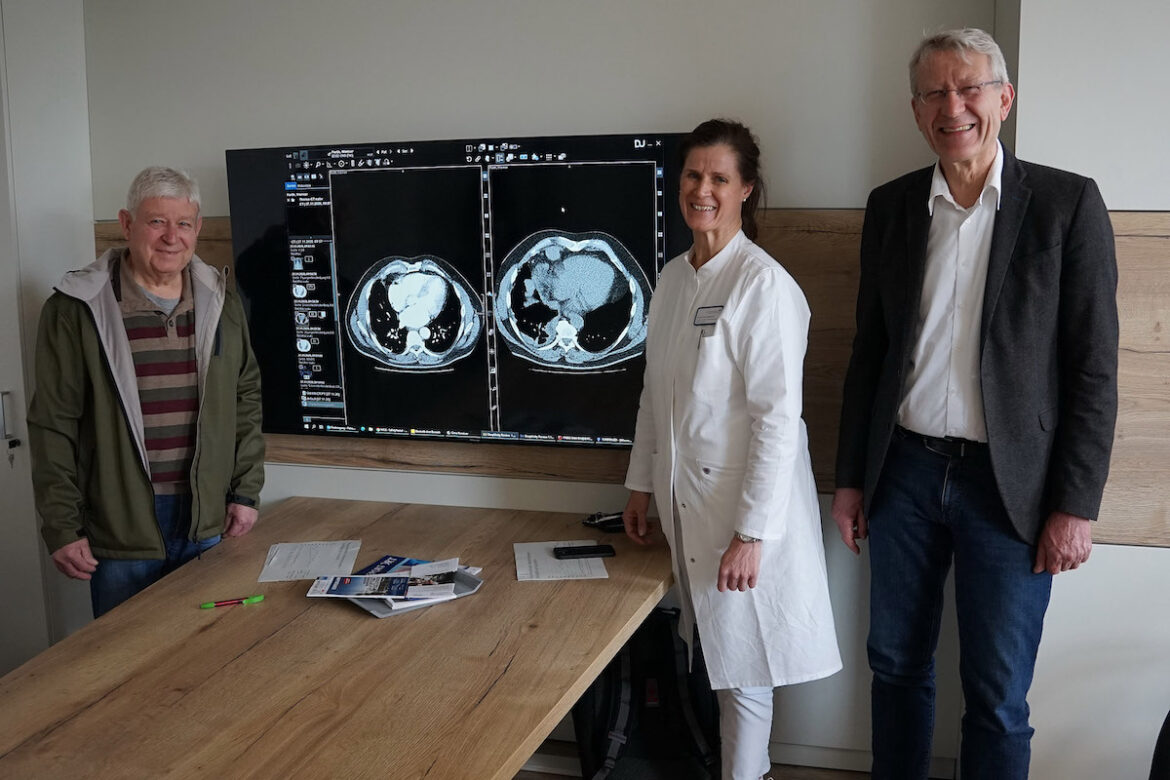 (von links) Werner Forth erkrankte an Brustfell-Krebs. Chefärztin Dr. Petra Hoffknecht und Chefarzt Dr. Ludger Hillejan konnten ihm dank einer neuen Behandlungsmethode helfen. / Foto: Daniel Meier/FHH