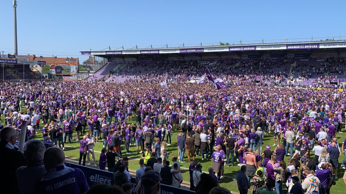 Jubel an der Bremer Brücke nach dem Abpfiff. / Foto: Guss