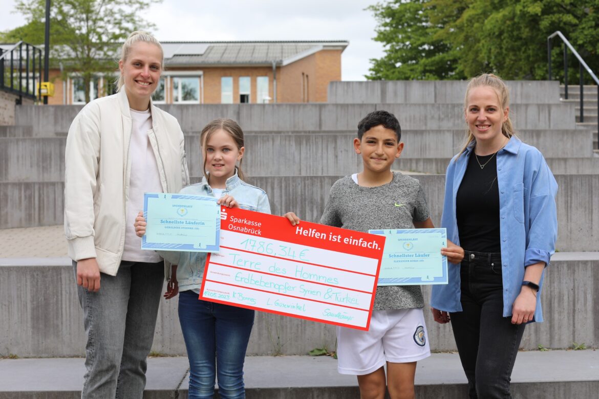 Von links: Frau Gosewinkel (Sportlehrkraft, Organisation), Geraldine als schnellste Läuferin, Alexander als schnellster Läüfer, Frau Bonnes (Sportlehrkraft, Organisation). / Foto: Thomas Westerbuhr