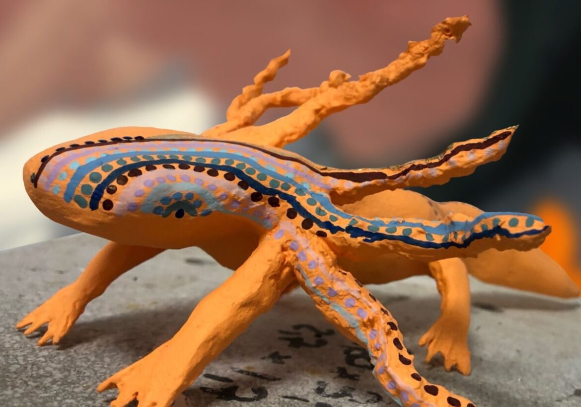 Figurative Skulpturen wie diese sind im Rahmen der Ausstellung „Naiv bis heiter“ zu sehen. / Foto: Elena Kok