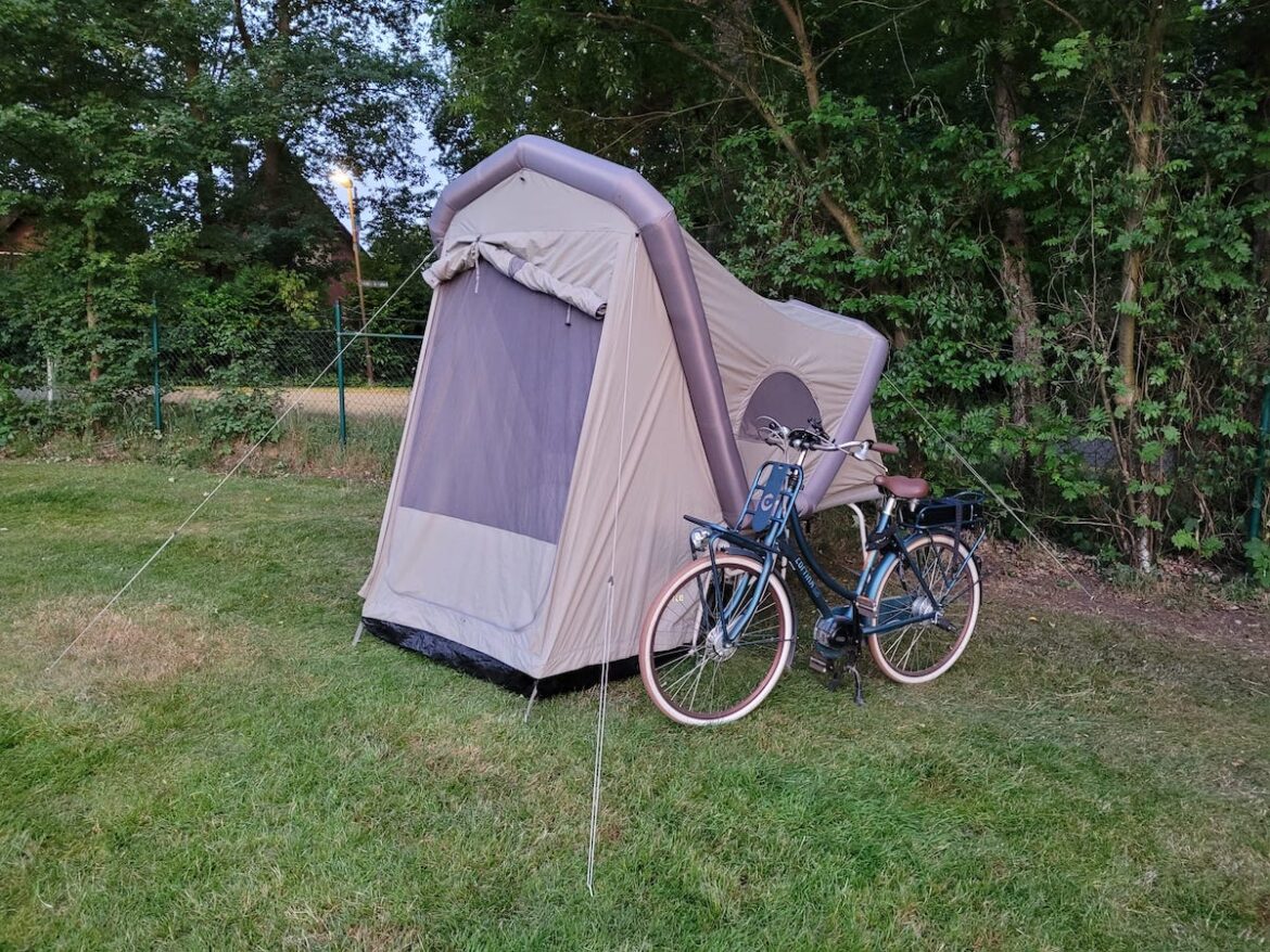 Um den Campinganhänger auszuleihen, ist kein E-Bike nötig - aber bequemer. / Foto: MoBee
