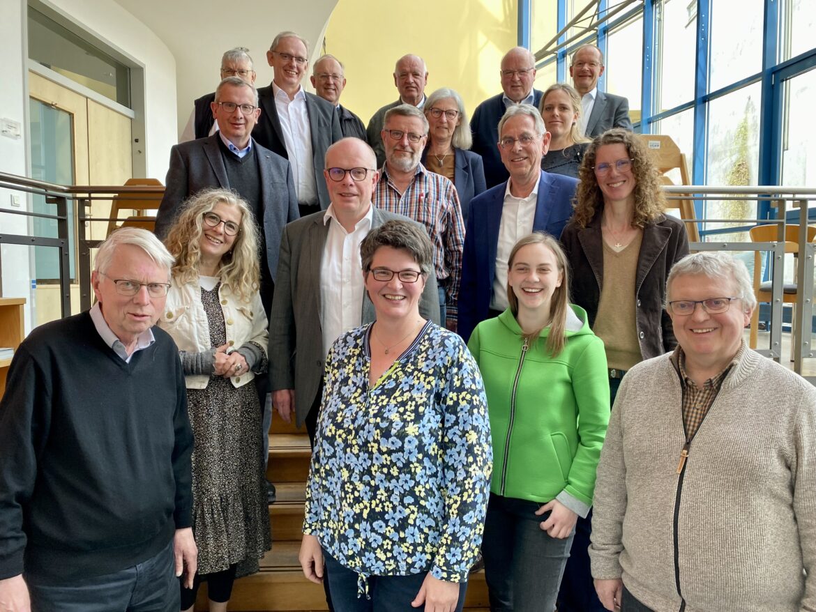 Neun Frauen und Männer aus dem Bistum Osnabrück trafen sich am Samstag erstmals mit den Mitgliedern des Osnabrücker Domkapitels zu Beratungen über die anstehende Bischofswahl. Obere Reihe (v.l.n.r.): Die Domkapitulare Reinhard Molitor, Bernhard Stecker, Hermann Wieh, Alfons Strodt, Theo Paul und Ulrich Beckwermert. In der Mitte (v.l.n.r.): Martina Kreidler-Kos, Domkapitular Martin Schomaker, Domdechant Johannes Wübbe, Franz-Josef Strunk, Jutta Brockhage, Norbert Jörgens, Johanna Dransmann und Katharina Abeln. Untere Reihe (v.l.n.r.): Domkapitular Ansgar Lüttel, Andrea Farwick, Verena Albers und Hans Ulrich Schmiegelt. / Foto: Bistum Osnabrück