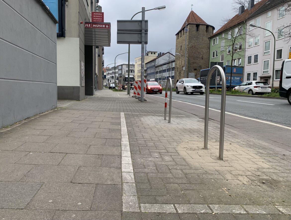 Dort, wo lange Zeit PKW-Parkplätze waren, stehen am Johannistorwall nun Fahrradbügel und Sperrbaken. / Foto: Guss
