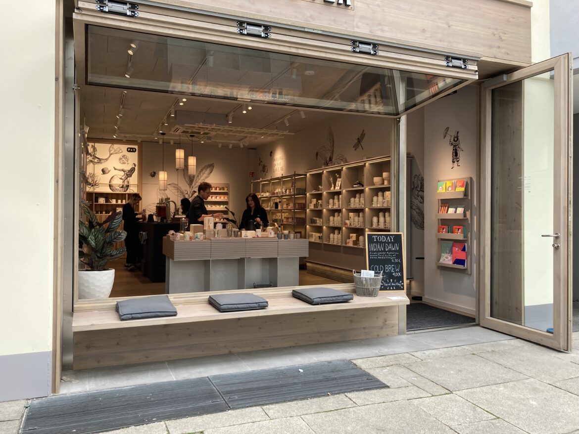 Wenn sich das Schaufenster hebt, bleiben viele Passanten stehen und beobachten das spektakuläre Fenster. / Foto: Schulte