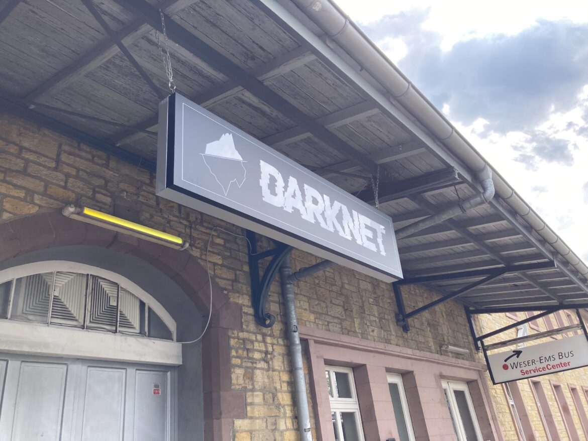 Am Osnabrücker Hauptbahnhof eröffnet das Darknet. / Foto: Schulte