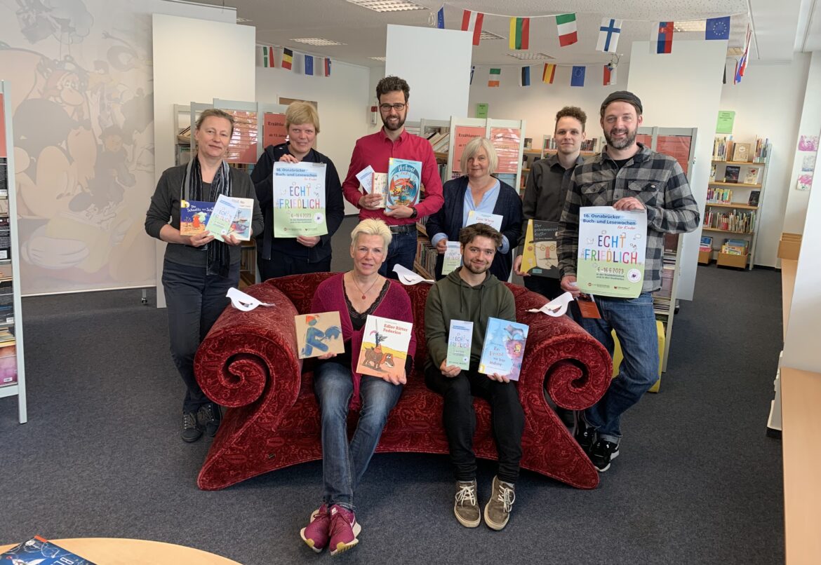 Andrea Hein, Kathrin Schmidt, Jens Peters, Daniela Schnorr, Christian Imwalle, Karten Sonnemann (hinten von links) sowie Stephanie Scholze und Sebastian Wille (auf dem Sofa) freuen sich auf die 16. Buch- und Lesewochen. / Foto: Guss
