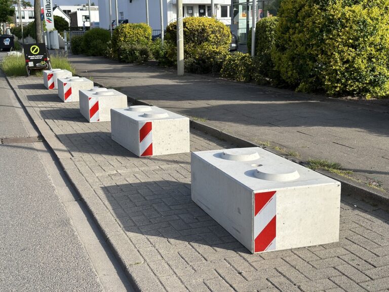 Betonblöcke an der Pagenstecherstraße
