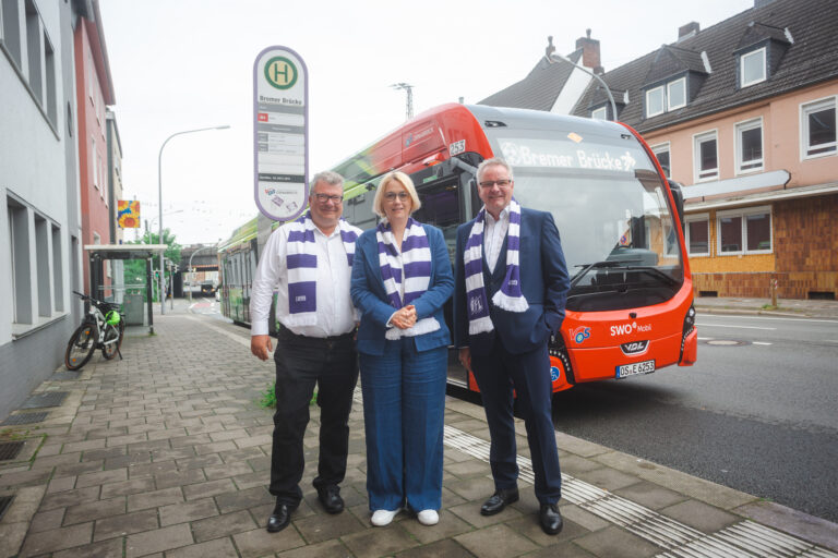 (von links) VfL-Präsident Holger Elixmann, Oberbürgermeisterin Katharina Pötter und Landrat Dr. Winfried Wilkens freuen sich auf die neue Saison. / Foto: Jana Lange