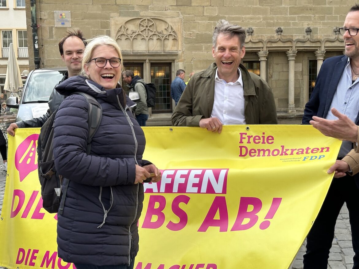 Verena Kämmerling (CDU, vorne) zusammen mit Mitgliedern der Osnabrücker FDP vor dem Rathaus.