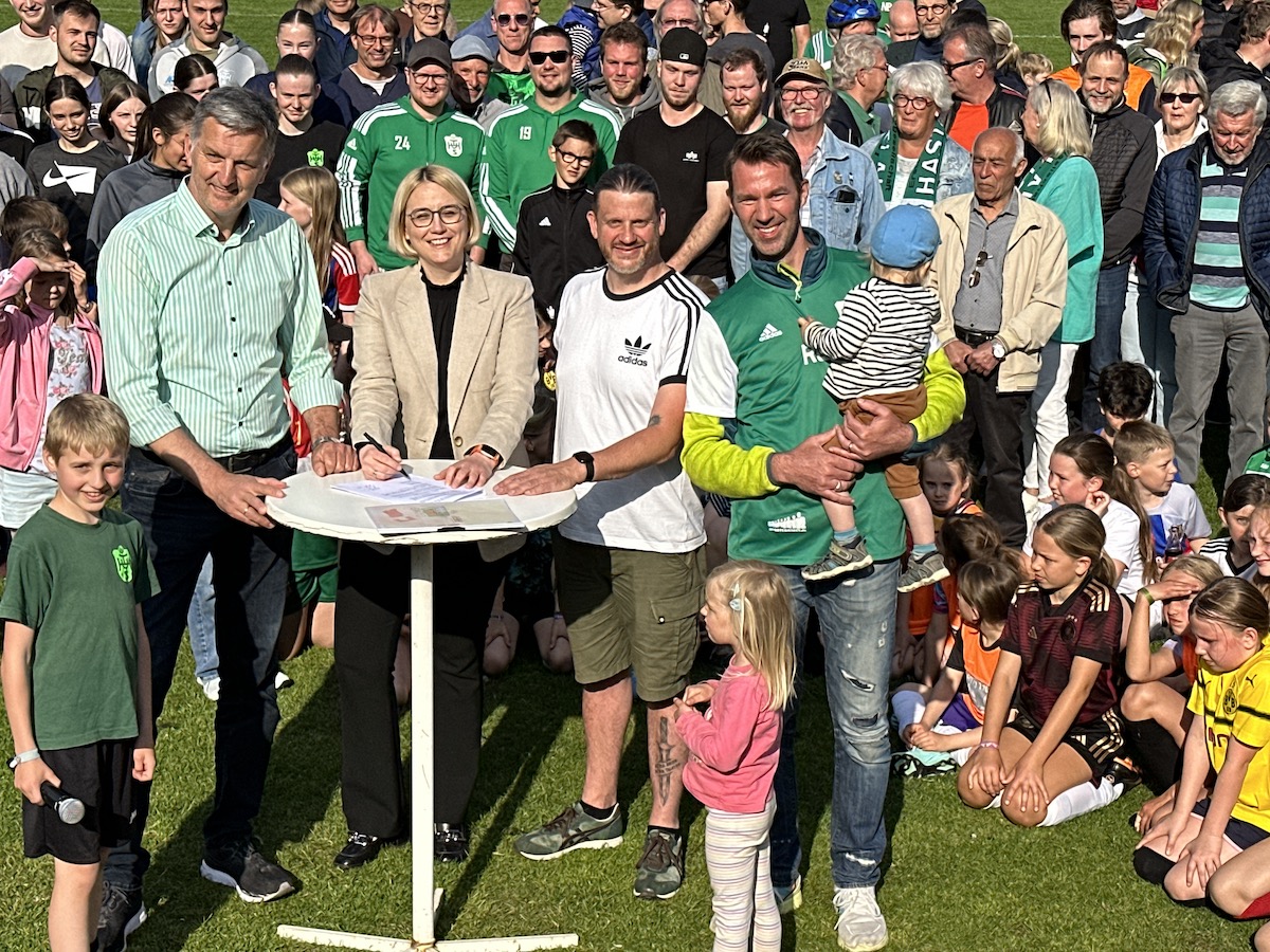 TuS Haste feiert Pachtvertrag für Sportplatz an der Bramstraße