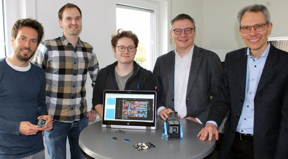 Eingerahmt von Lehrern und Professoren: Die Berufsschullehrer Kai Krafft und Hanno Rhauderwiek (von links) dankten Hochschul-Student Gian-Luigi Thiele für seinen Beitrag zum Projekt „MINT Factory“. An der Hochschule unterstützen unter anderem Prof. Dr. Frank Thiesing und Prof. Dr. Reiner Kreßmann (rechts) das Projekt. Der von Thiele entwickelte Prototyp entstand in einer Semesterarbeit bei Reiner Kreßmann. / Foto: Hochschule Osnabrück, Holger Schleper