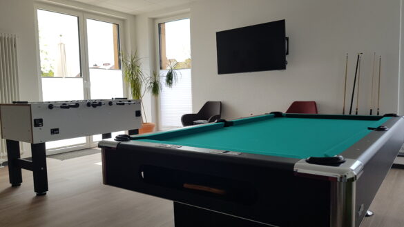 In den Gemeinschaftsräumen können die Klientinnen und Klienten auch Kickern oder Billiard spielen. / Foto: Rykov