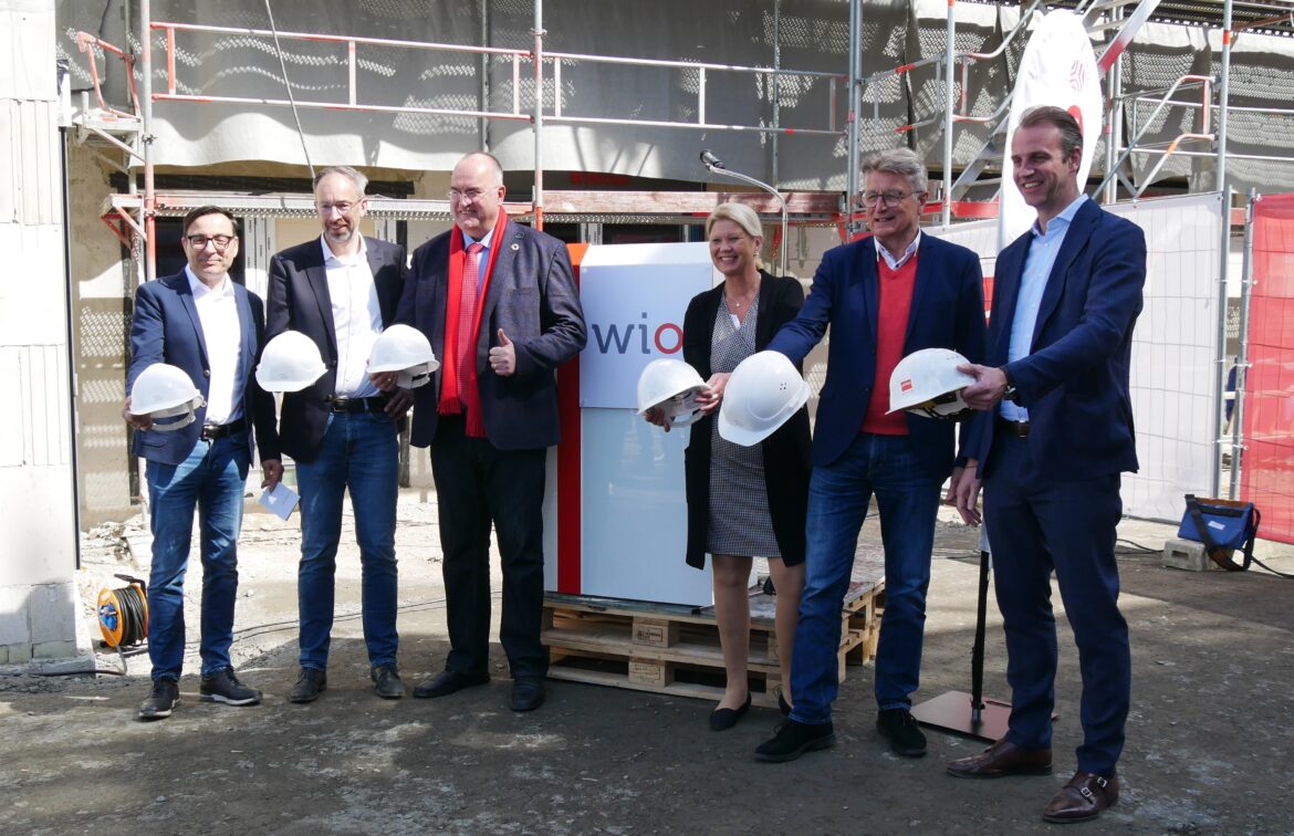 Über den fertiggestellten Bauabschnitt freuen sich (v.l.n.r.): Wigand Maethner und Holger Clodius, Thomas Fillep, Susanne Hamburger dos Reis, Fritz Brickwedde und Nils Köster. / Foto: Rykov