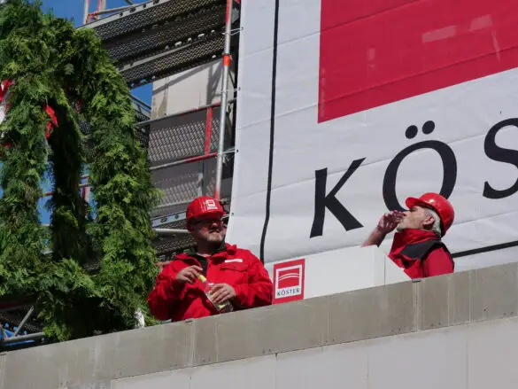 Bei einem Richtfest darf auch der Schnaps nicht fehlen. / Foto: Rykov Bei einem Richtfest darf auch der Schnaps nicht fehlen. / Foto: Rykov