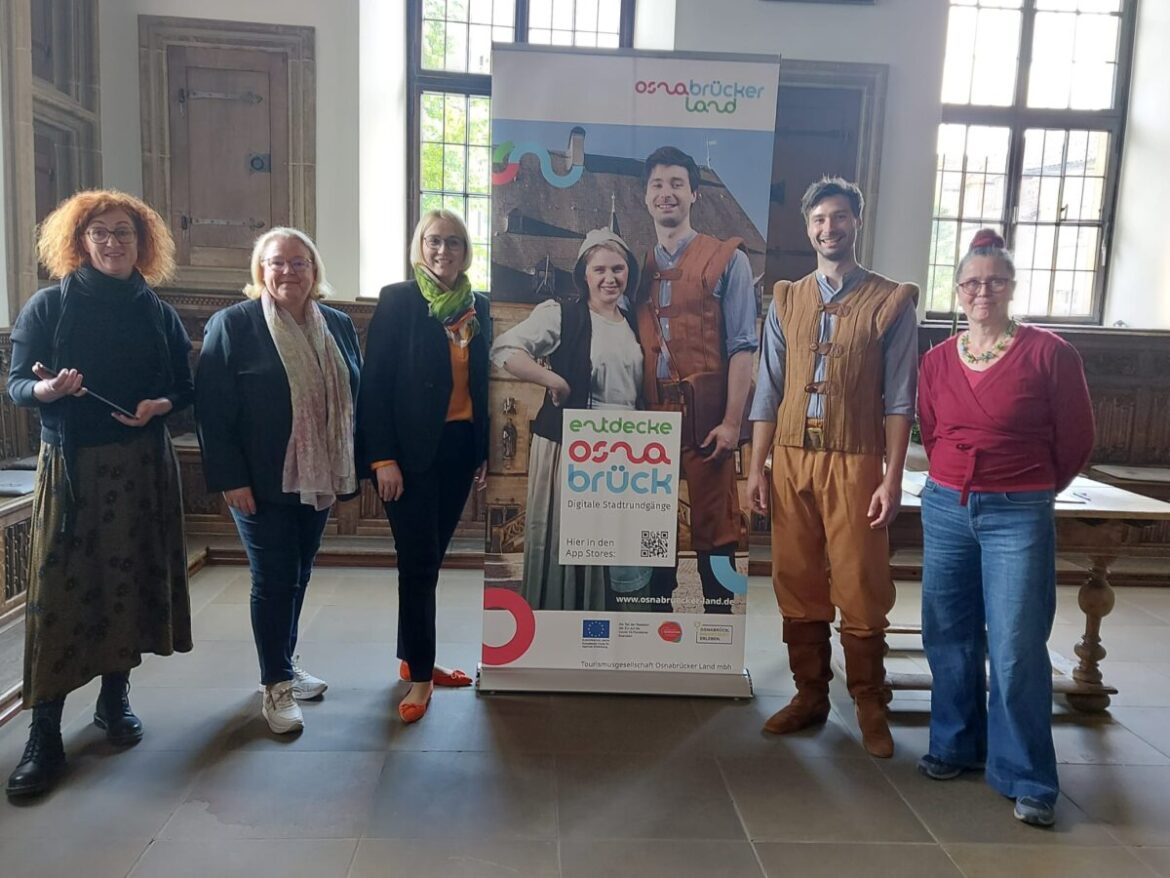 Unter anderem waren an der App "Osnabrück Entdecken" folgende Akteure beteiligt (v.l.n.r.): Projektkoordinatorin Anja Hehmann, TOL-Geschäftsführerin Petra Rosenbach, Oberbürgermeisterin Katharina Pötter, Schauspieler Florian Albers und Projektleiterin Karen Hehnke