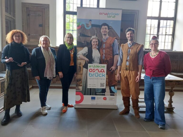 Unter anderem waren an der App "Osnabrück Entdecken" folgende Akteure beteiligt (v.l.n.r.): Projektkoordinatorin Anja Hehmann, TOL-Geschäftsführerin Petra Rosenbach, Oberbürgermeisterin Katharina Pötter, Schauspieler Florian Albers und Projektleiterin Karen Hehnke