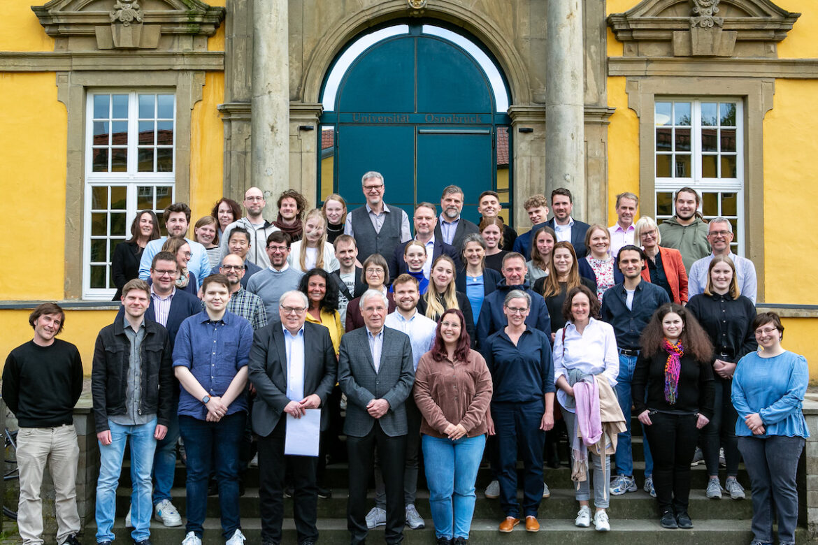 Wissenschaftlerinnen, Wissenschaftler und Studierende der Uni freuen sich über die Förderung. / Foto:Jens Raddatz/Uni Osnabrück