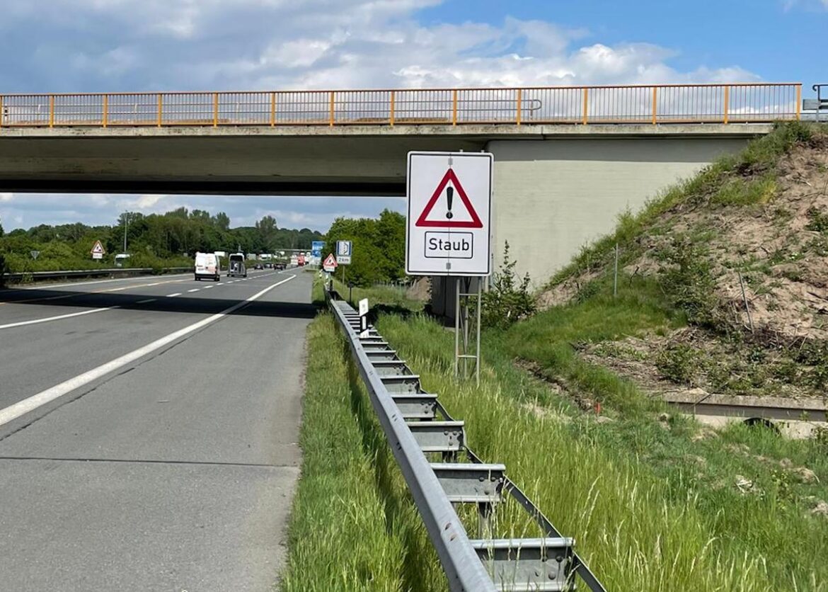 An einigen Autobahnabschnitten in Niedersachsen - etwa bei Neuenkirchen-Vörden - hat die Autobahn Westfalen Verkehrsschilder mit dem Gefahrenzeichen Z101 mit dem Zusatz aufgestellt. / Foto: Autobahn Westfalen