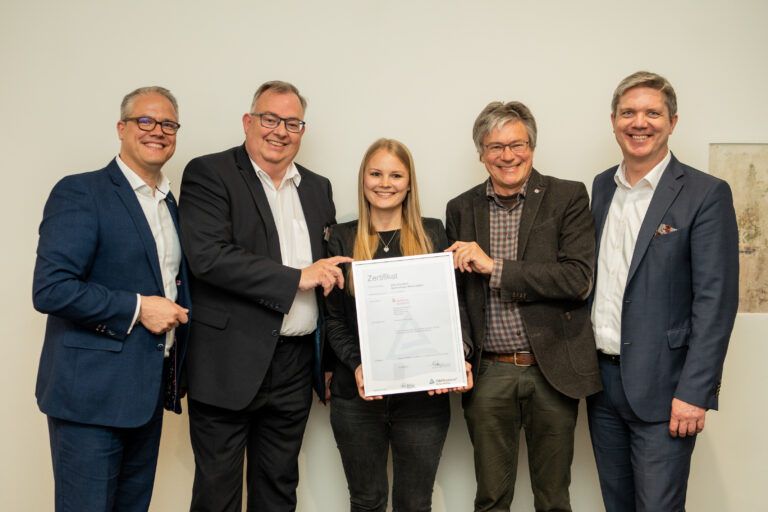 v.l.n.r: ZNU-Zentrumsleitung Dr. Axel Kölle, Vorstand Sparkasse Osnabrück André Schüller, Nachhaltigkeitskoordinatorin der Sparkasse Osnabrück Christina Pieper, Lead Auditor TÜV Rheinland AG Oliver Brendle, ZNU-Zentrumsleitung Dr. Christian Geßner. / Foto: ZNU – Zentrum für Nachhaltige Unternehmensführung (Christiane Strunk)