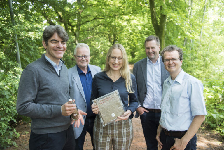 So leicht wie Luft ist der biologische Dämmstoff, den Dr. Dirk Weinrich (links) und Geschäftsführer Dr. Marc Fricke (rechts) Landrätin Anna Kebschull vorstellten. / Foto: Uwe Lewandowski