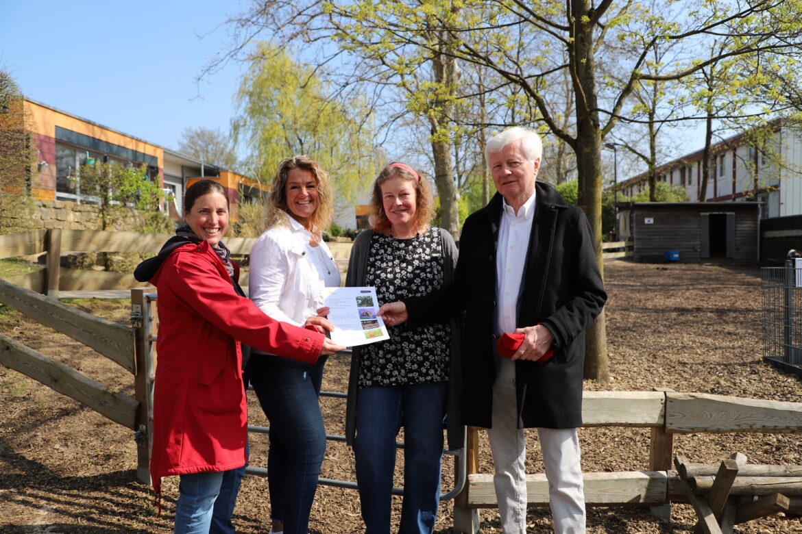 Der Naturschutzpreis 2022 geht an die Thomas-Kita Am Limberg. Zu sehen sind (von links) Wiebke Holste, Leiterin des Fachdienstes Naturschutz und Landschaftsplanung bei der Stadt Osnabrück, die stellvertretende Kitaleiterin Maren Schwarz, Susanne Bruelheide, die das Projekt für die Kita betreut hat, und Antonius Fahnemann, Vorstandsvorsitzender der Haarmann-Stiftung. / Foto: Stadt Osnabrück, Simon Vonstein