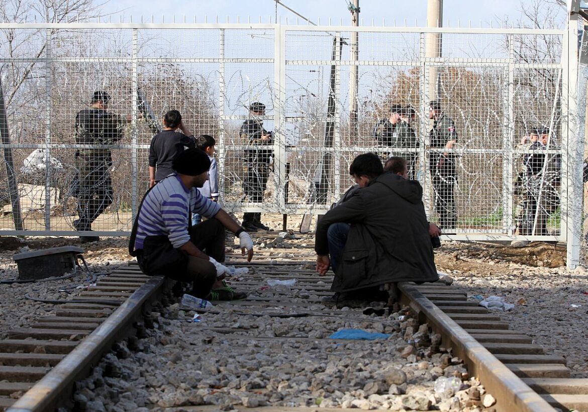 Weber fordert Bekenntnis zu Zäunen an EU-Grenzen