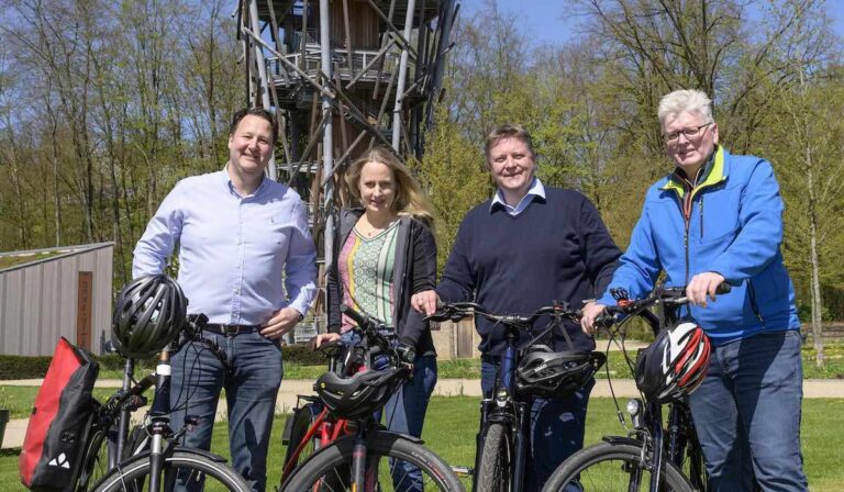 Radelten begeistert mit für den Frieden: Bürgermeister Tobias Avermann, Landrätin Anna Kebschull, Bürgermeister Daniel Große-Albers und Bürgermeister Klaus Rehkämper.