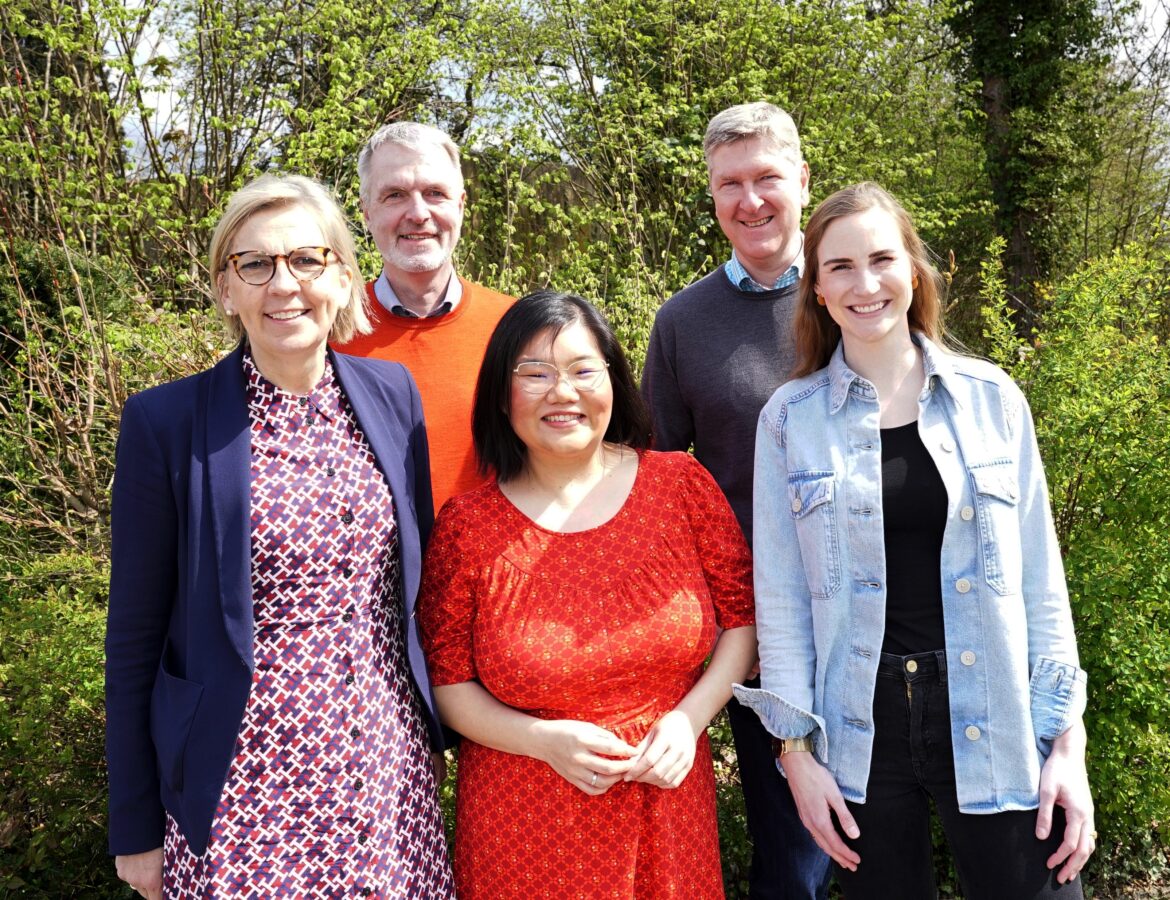 Laden zum Singen für den Frieden ein (v.l.): stellv. Caritas-Direktorin Johanna Sievering, Roland Knillmann, Marie-Ann Marshall, Caritasdirektor Johannes Buß, Sängerin Jennifer Schotter. / Foto: Caritas Osnabrück