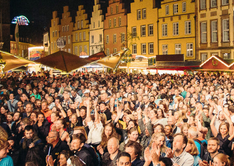 Party vor der Maiwoche-Bühne auf dem historischen Osnabrücker Marktplatz.