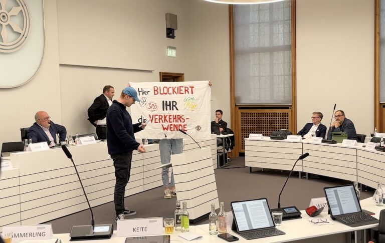 Die Ratsmitglieder hatten bereits teilweise aus Protest den Ratssitzungssal verlassen.