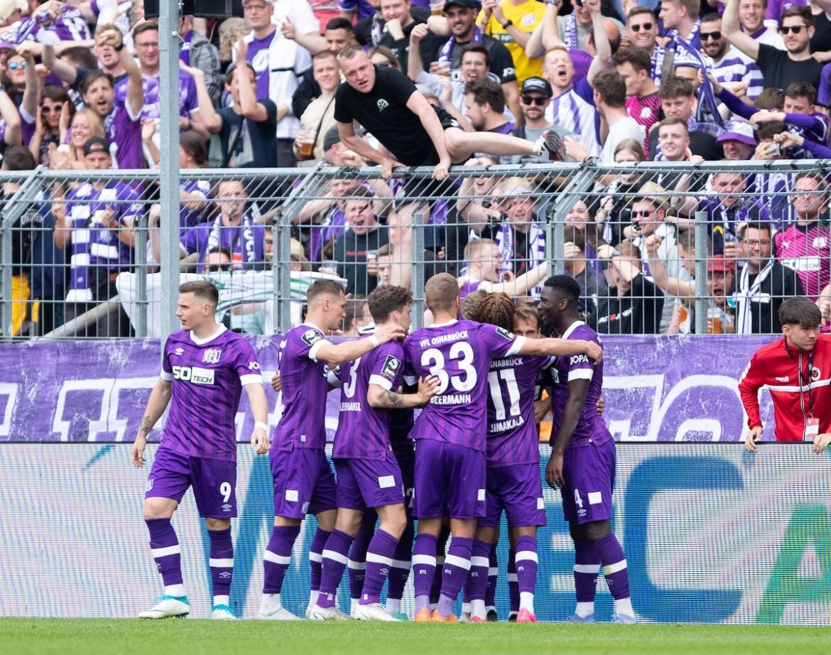 Jubel zum 0:1 durch Robert Tesche. / IMAGO / Beautiful Sports