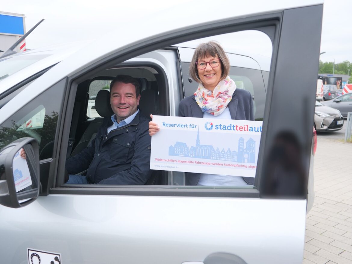 Bürgermeister Adrian Schäfer und Astrid Hatke freuen sich über das zweite Auto für Hasbergen. / Foto: Gemeinde Hasbergen